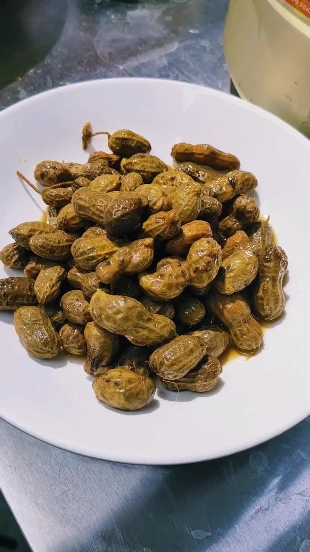 话梅花生主料：干带壳花生1000克调料：清水3500克，咸话梅10个，九制话梅10个，冰糖