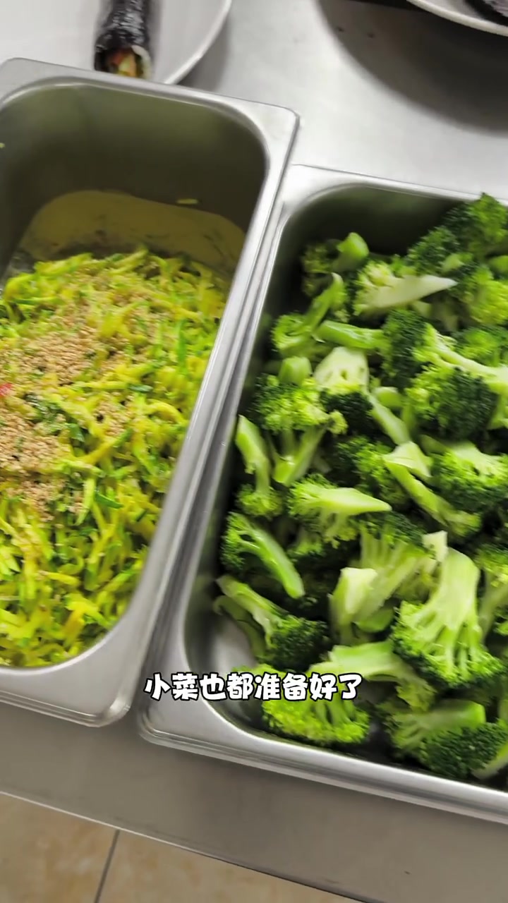 看看韩国公司食堂吃什么吧，感觉挺健康的