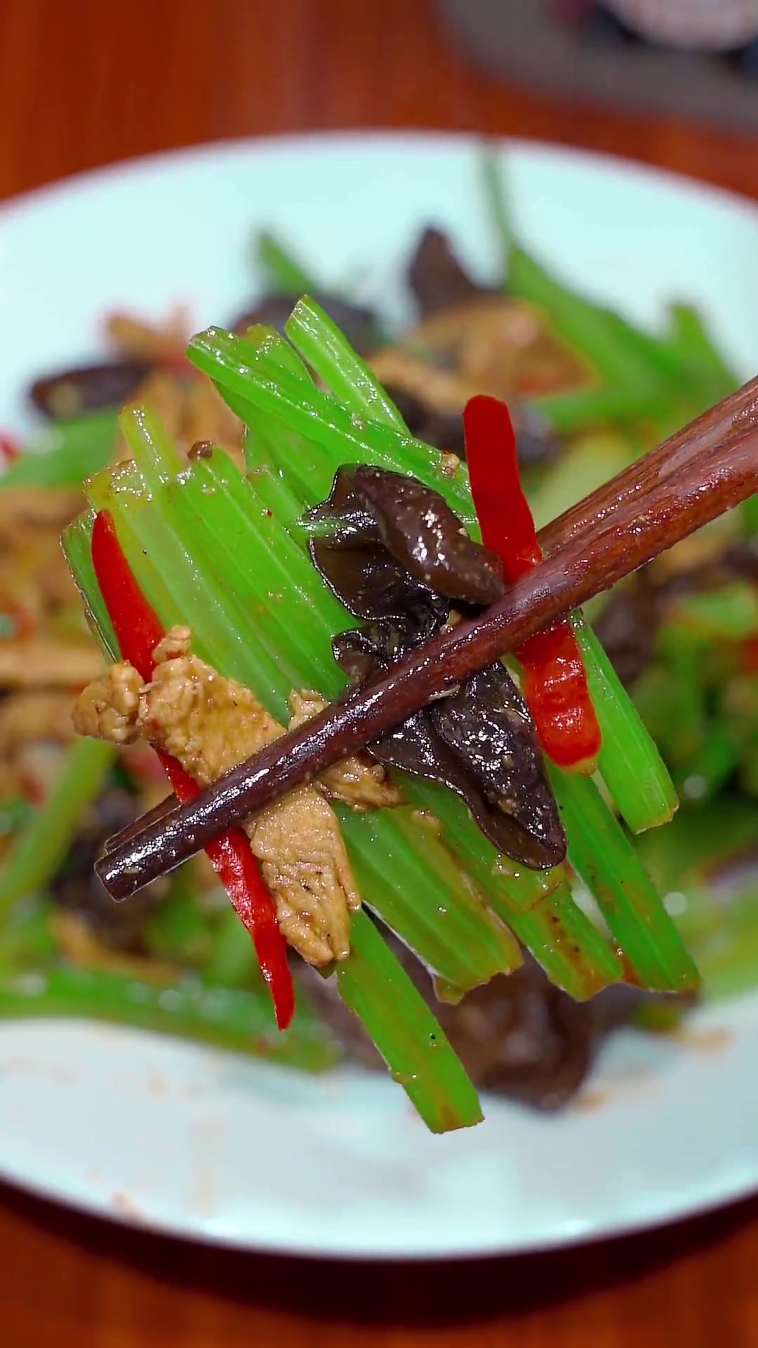 芹菜炒肉正确做法，超下饭，好吃！