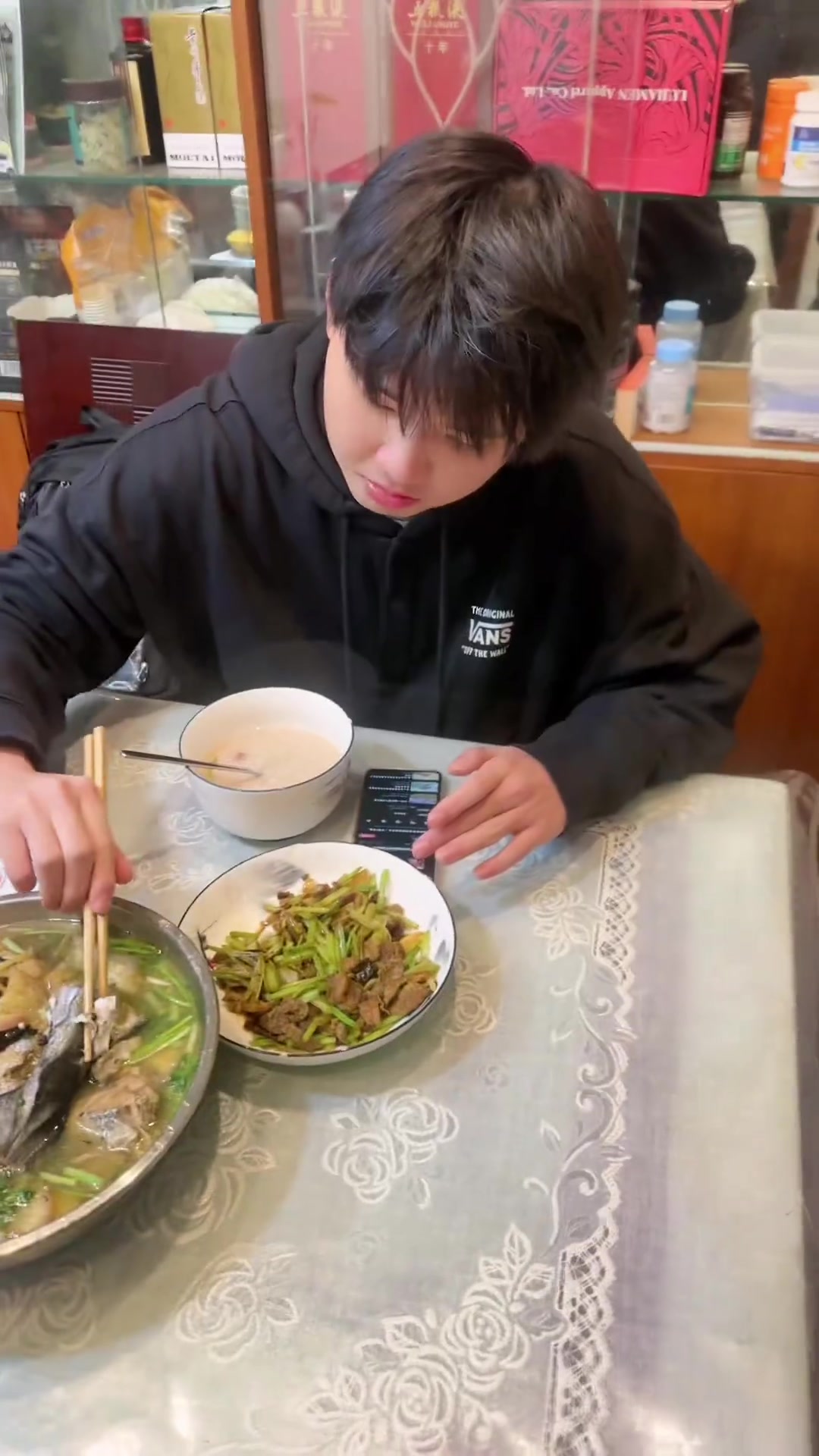 儿子放学回来说老爸我想吃马刀鱼了,我果断去菜场买了半条然后炖上萝卜,我们爷俩吃的嘎嘎的香