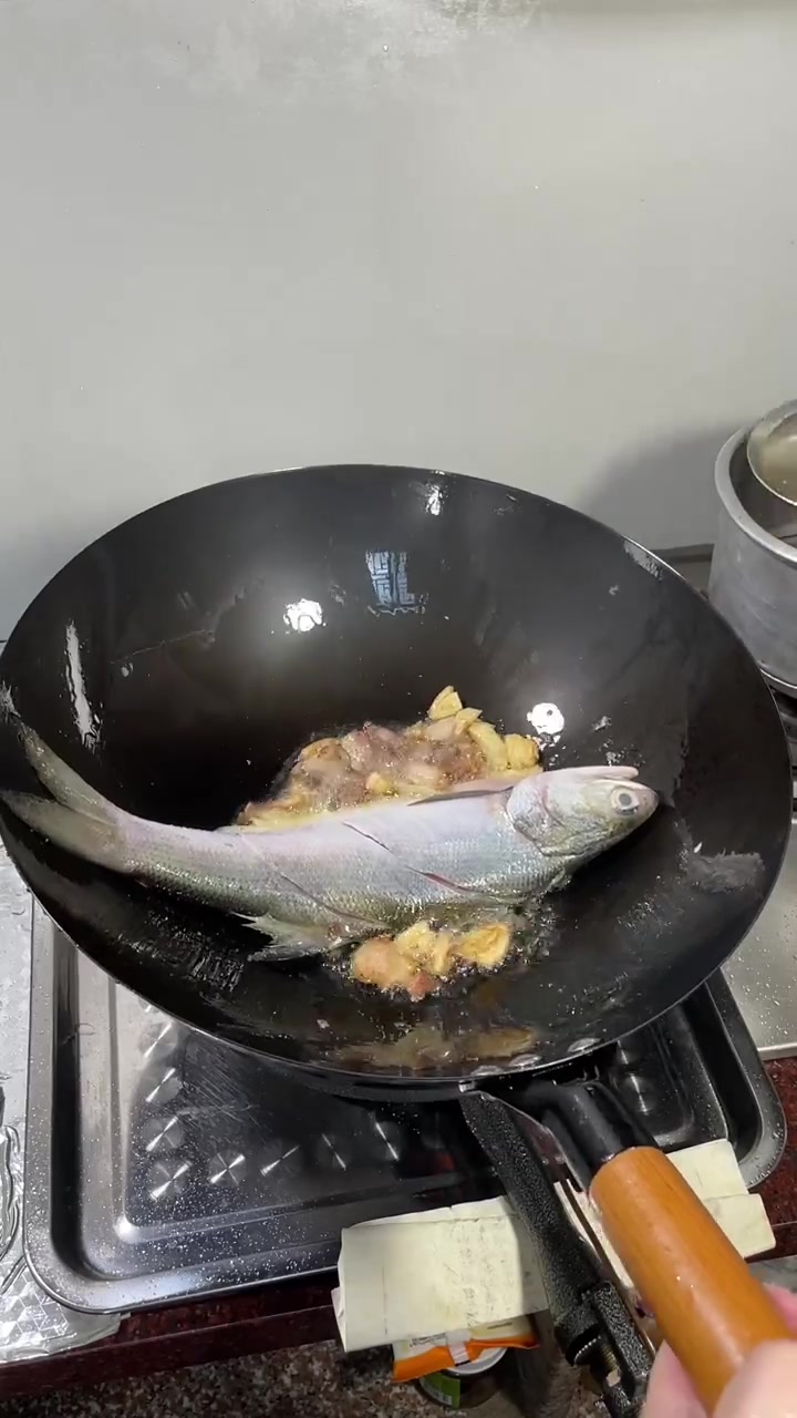 马友鱼“午笋”煮酸梅，肉质肥美