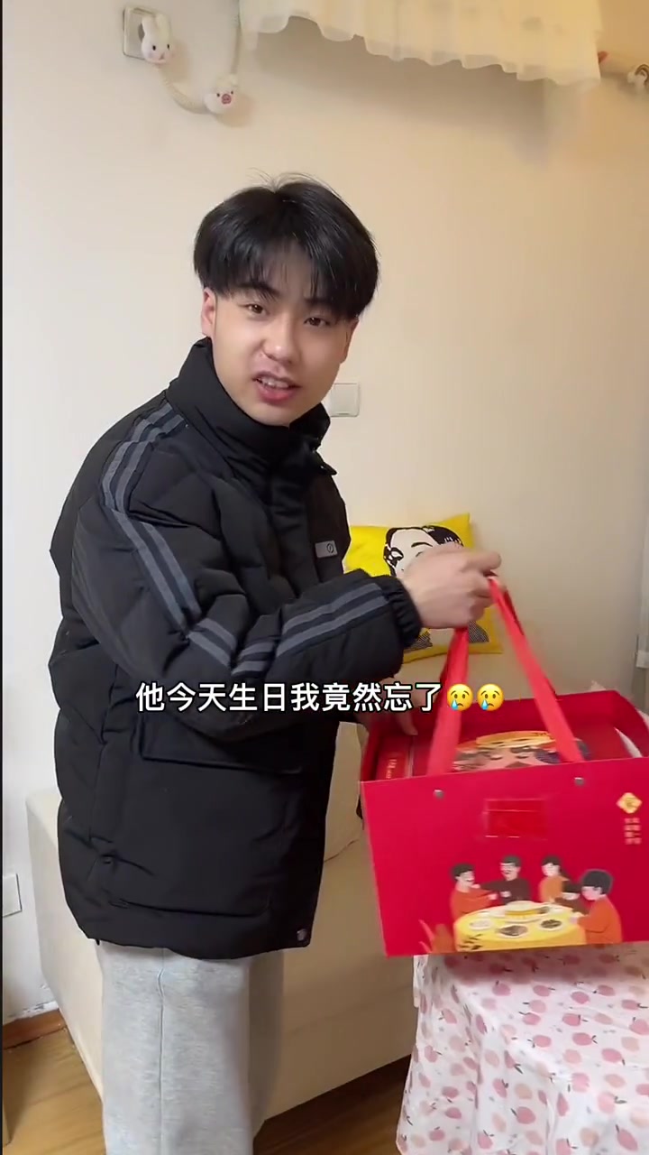 今天老弟生日我竟然给忘了，看着他自己提着蛋糕来找我的样子，真的是又心酸又想笑