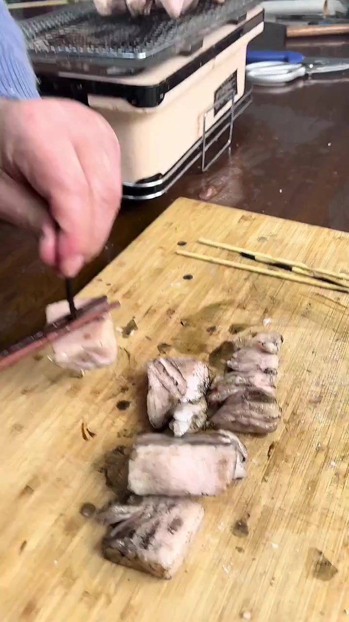 据说刺身驼峰肉有股奶香味?那么碳烤一下,又会是什么神奇的美味?味?