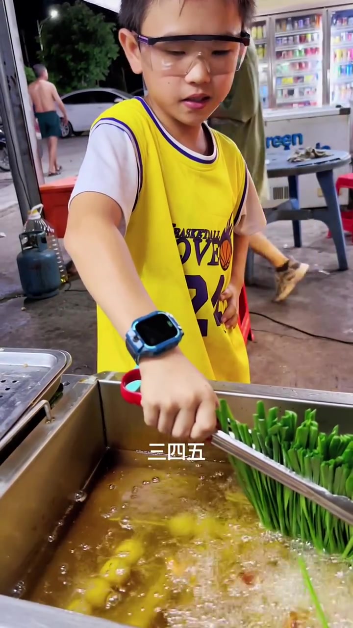 欢师傅挑战人类极限，一次炸四串韭菜