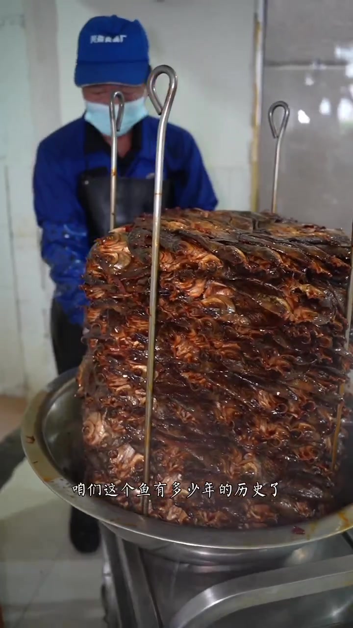 湖南传统酱板鱼，先烤后卤，一天要卤3万条