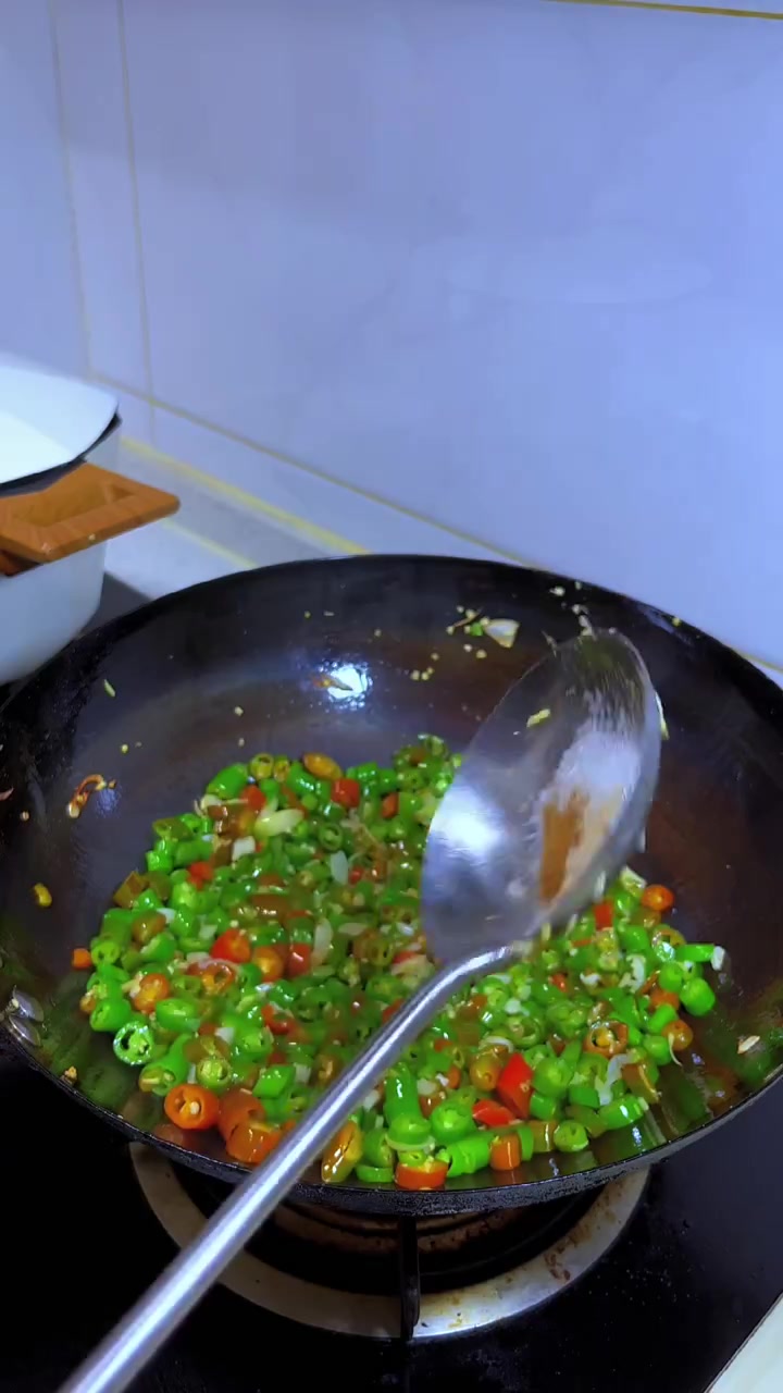分享陕西农家美食线线辣子炒鸡蛋，夹锅盔馍超香