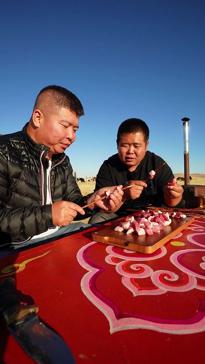 想吃羊肉串？带羊来让哥教你烤，超香！