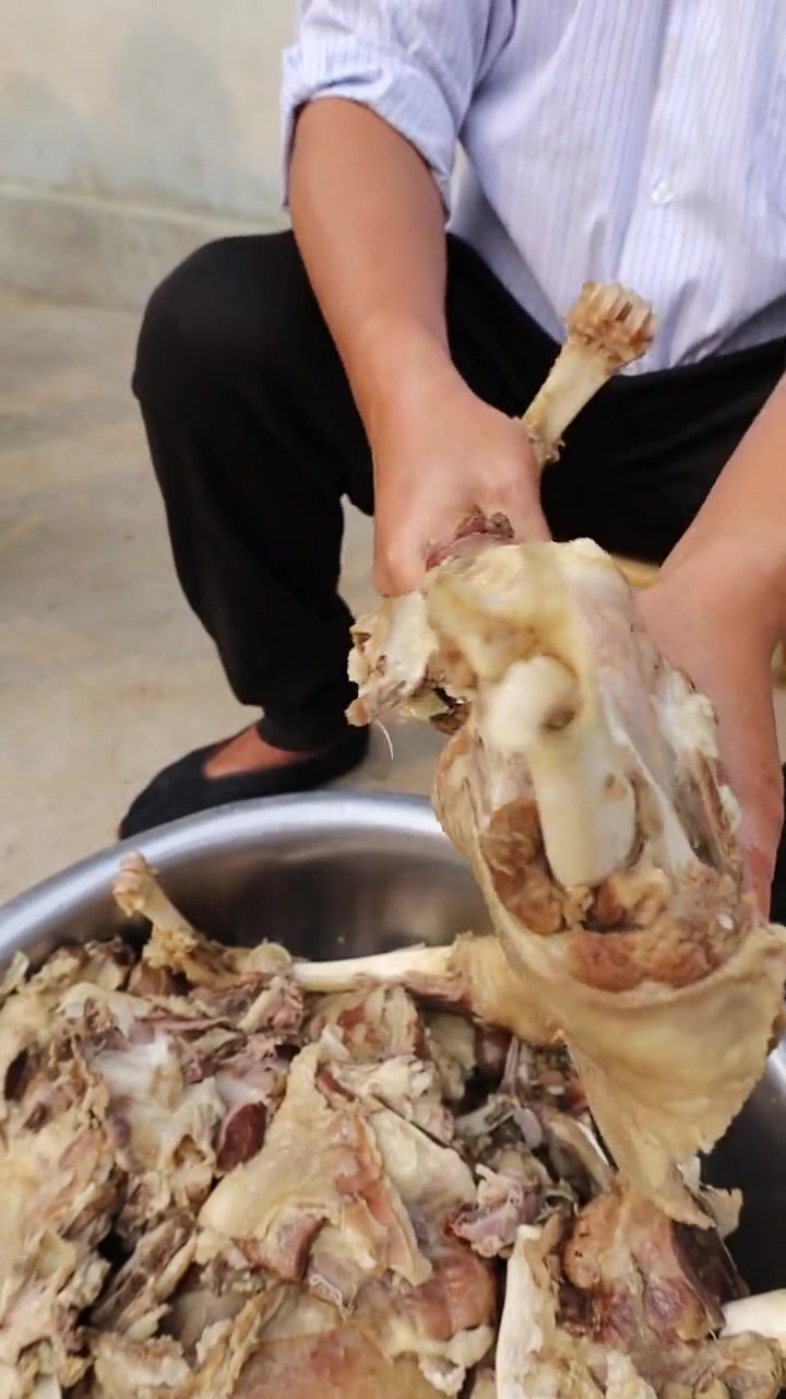 单县羊肉汤，农村老味红汤羊肉汤制作全过程，勾起了多少人的回忆