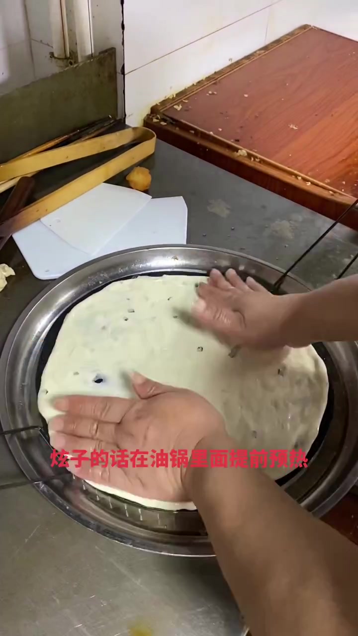 河南特色早餐葱花油饼配牛肉胡辣汤,酥脆解腻超好吃
