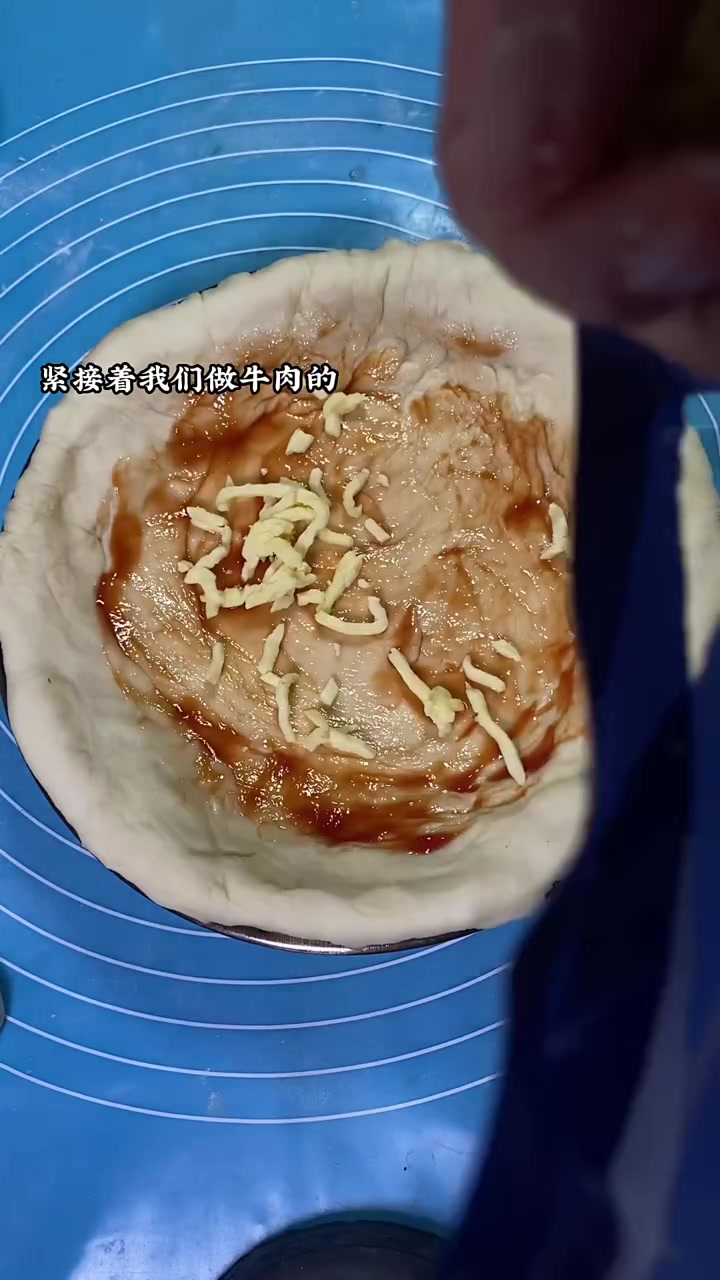 孩子们吵着吃披萨,下午忙完赶紧做,有一步骤漏了,超好吃!