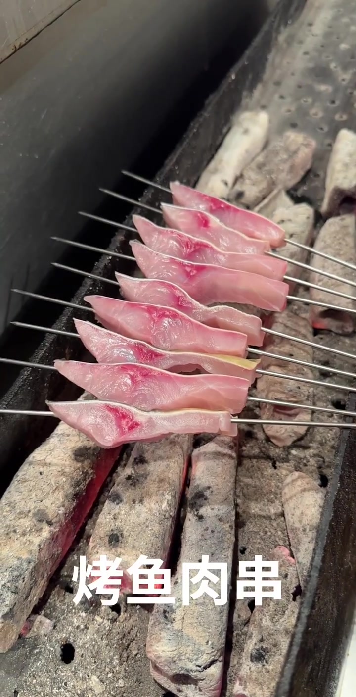 没吃过鱼肉串？教你在家烤又咸又嫩的鱼肉串！