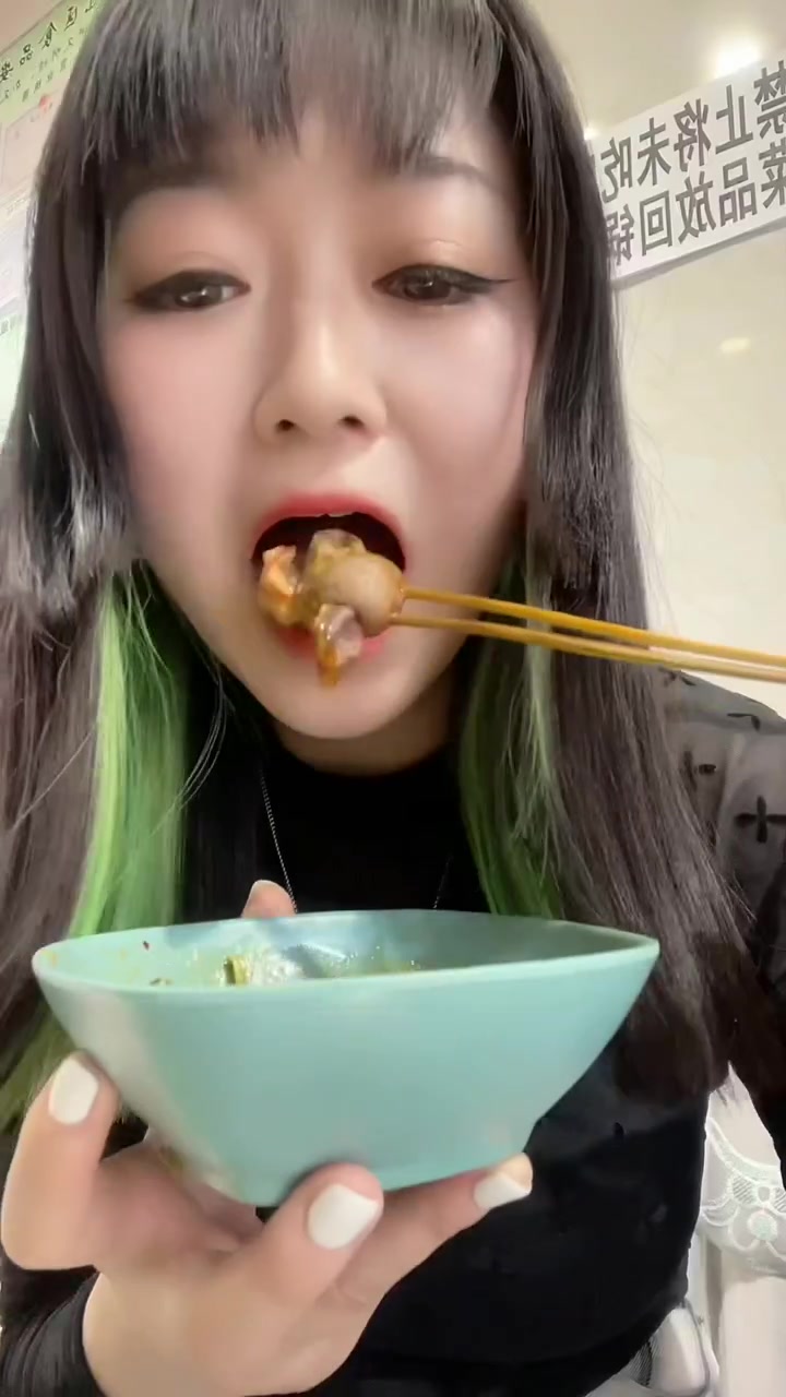 怀念大学路边摊串串香,调小料开吃!