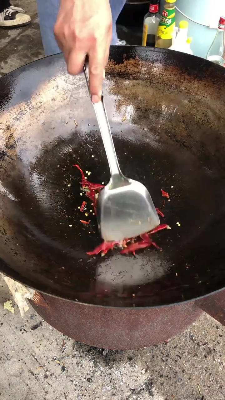 徐州的特色菜,拉皮炒肉丝,孩子们可喜欢吃了