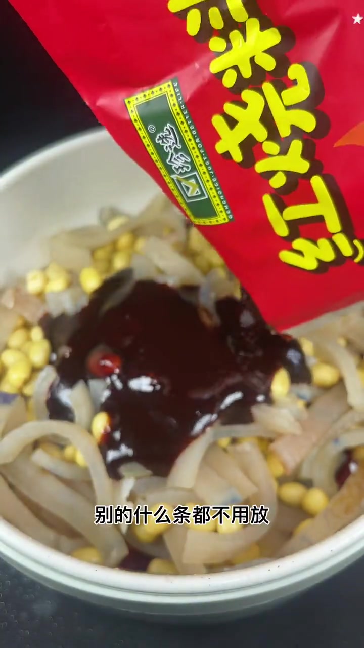 猪皮焖黄豆含有丰富的胶原蛋白和蛋白质、女生一定要多吃