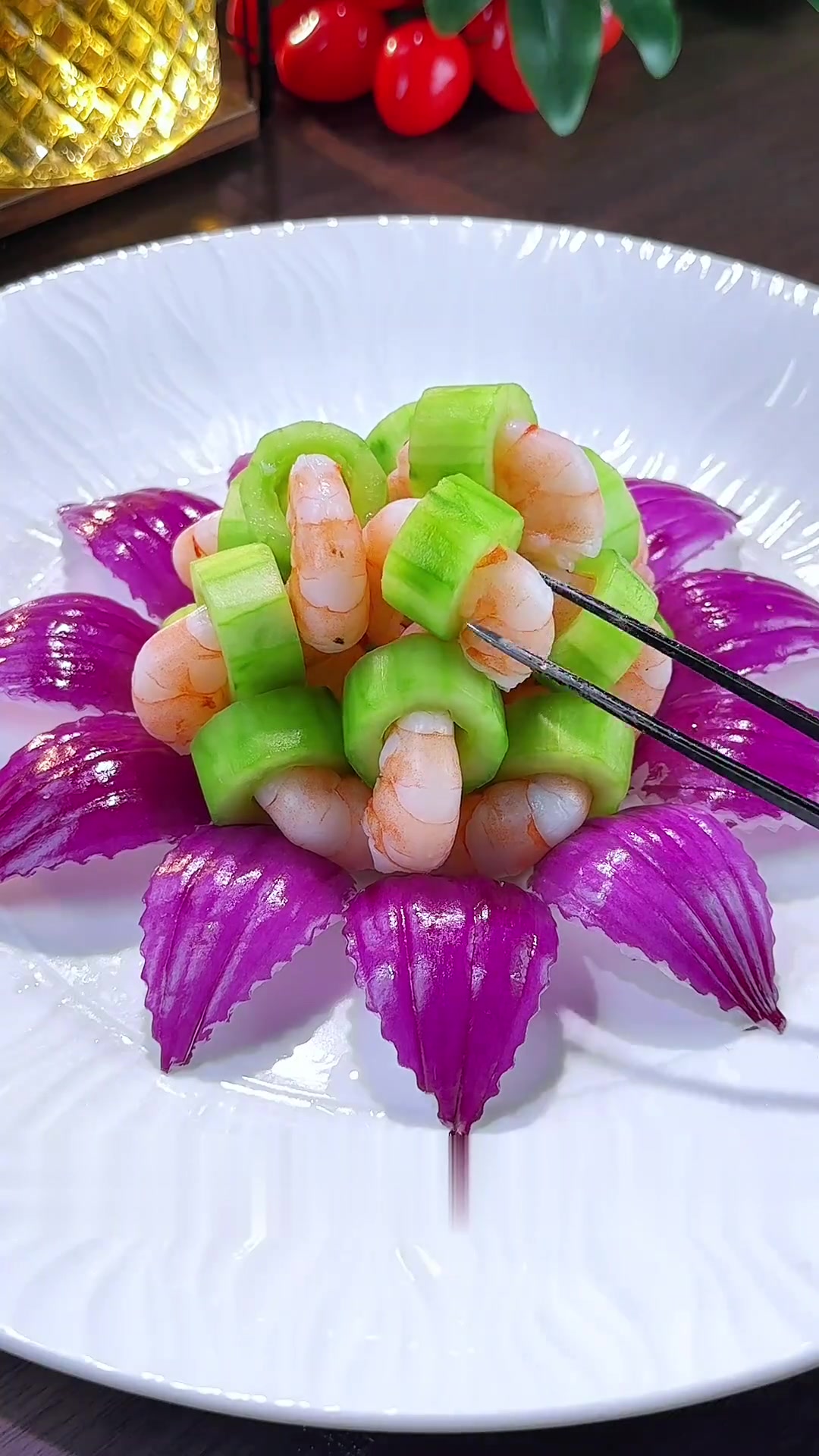 新鲜的大虾搭配上清脆爽口的黄瓜，做出摆盘精致的创意美食