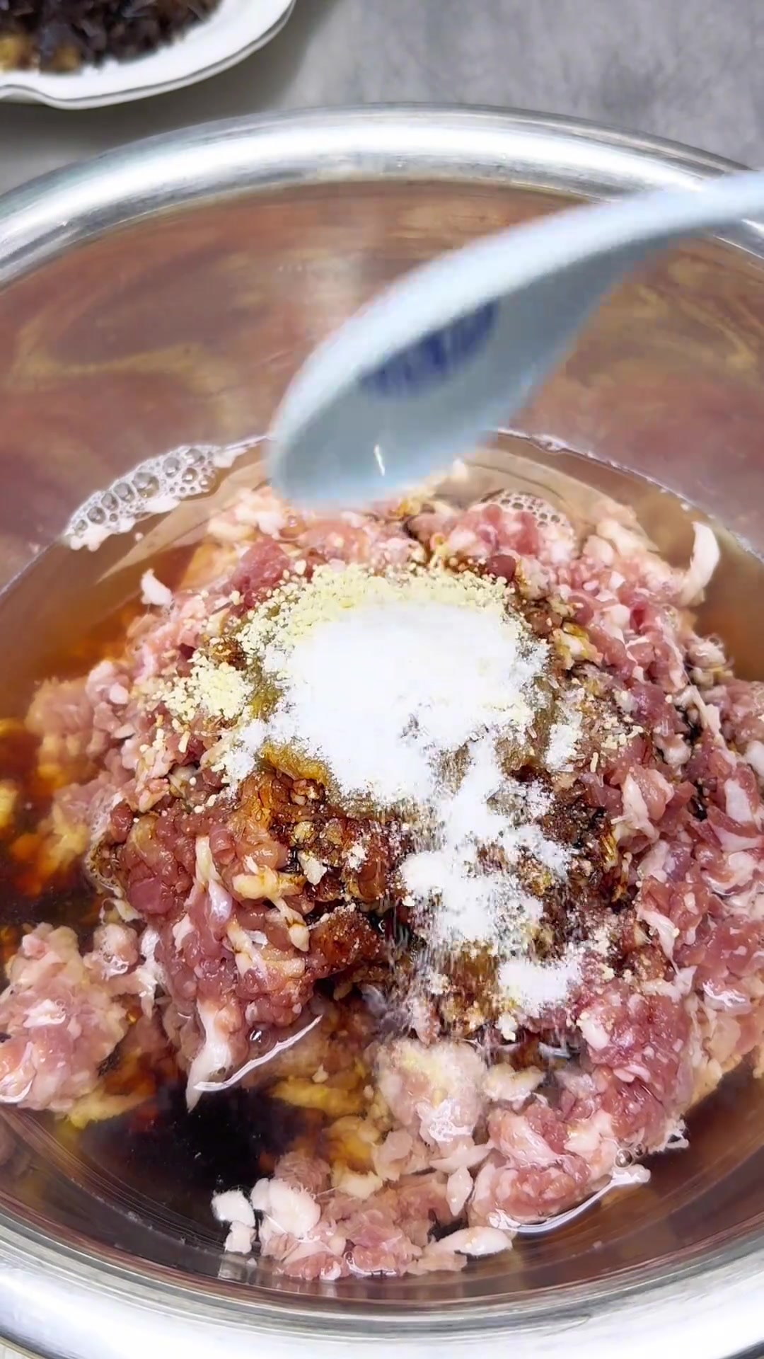 香菇猪肉饺子馅，口感鲜香四溢，鲜嫩多汁！