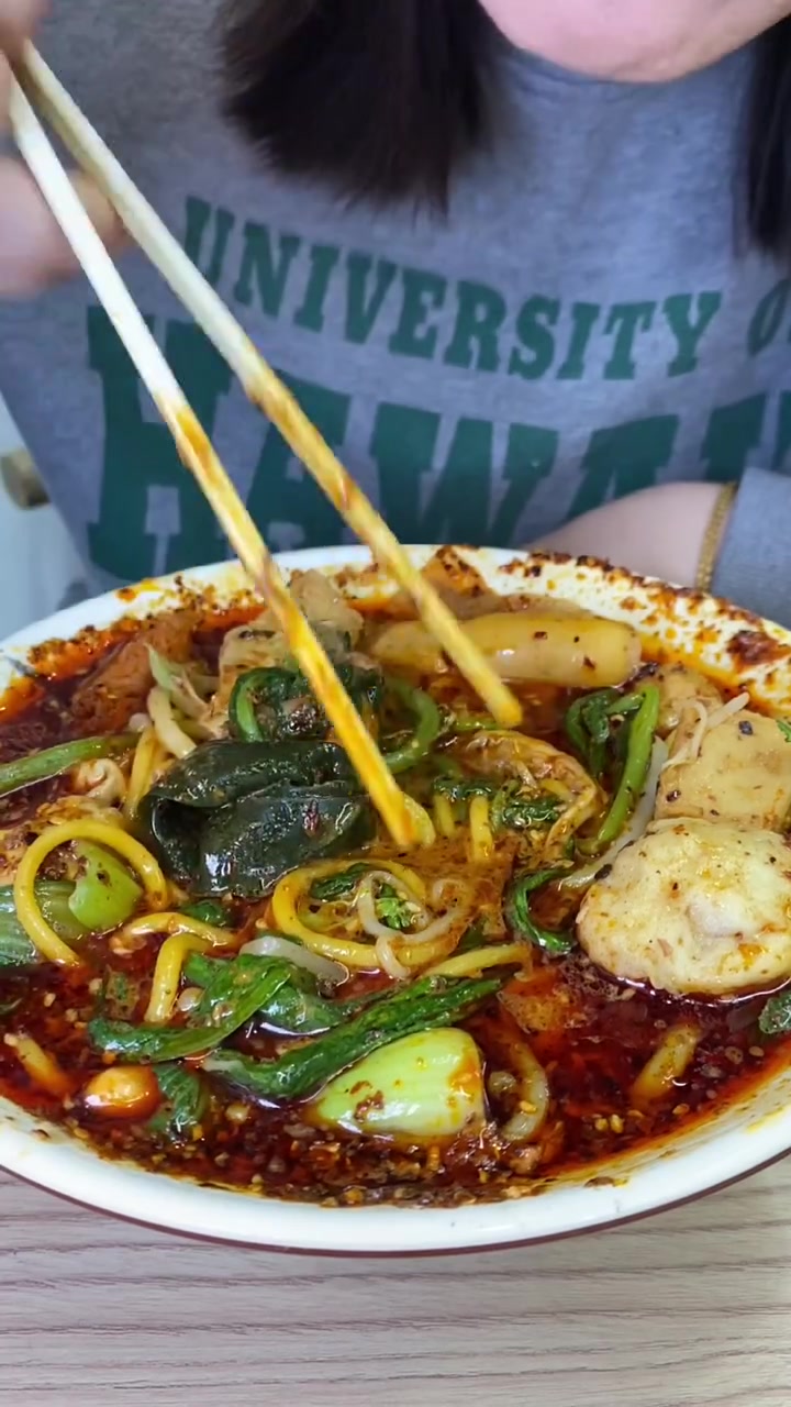五爱街大碗麻辣烫，吃着就是香！