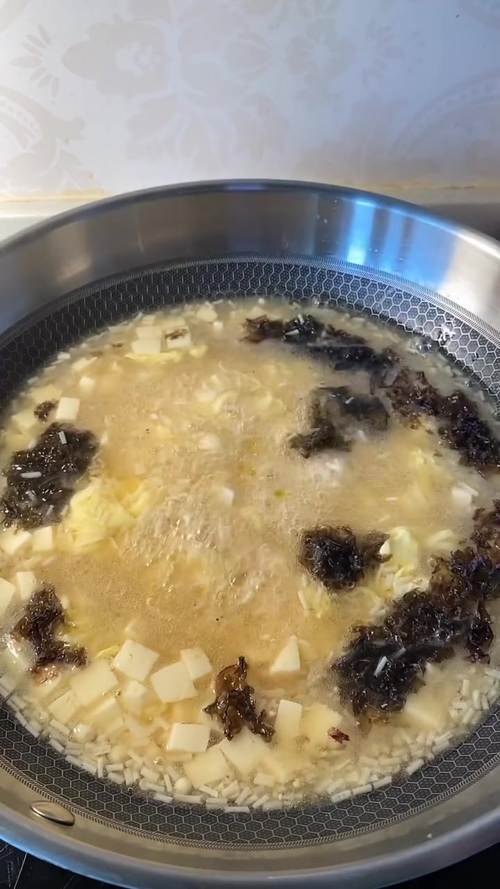 简单又好喝!教你做金钝菇豆腐蛋花汤,绝绝子!