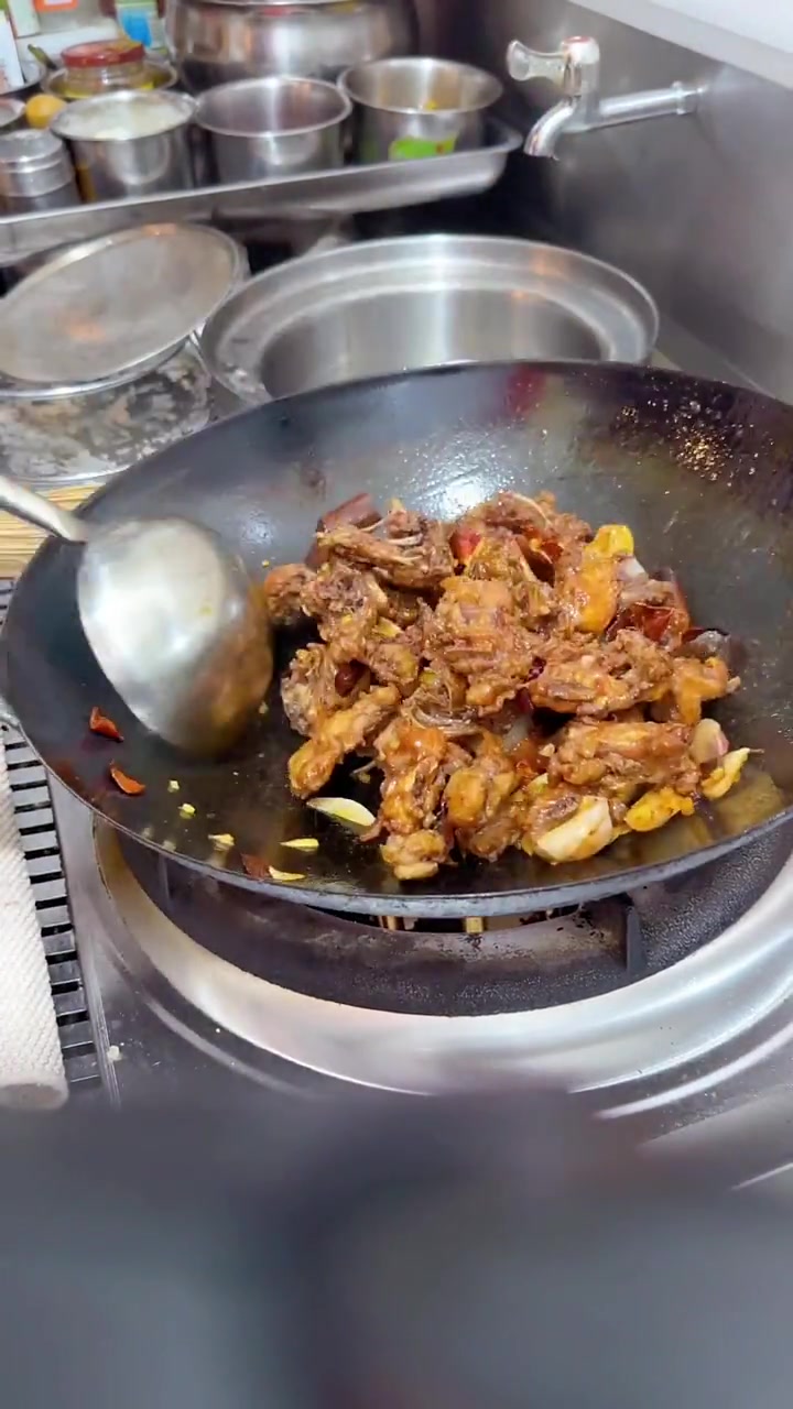 东北味炒鸡架,一酱成菜,三种口味,凉吃酥脆有滋味
