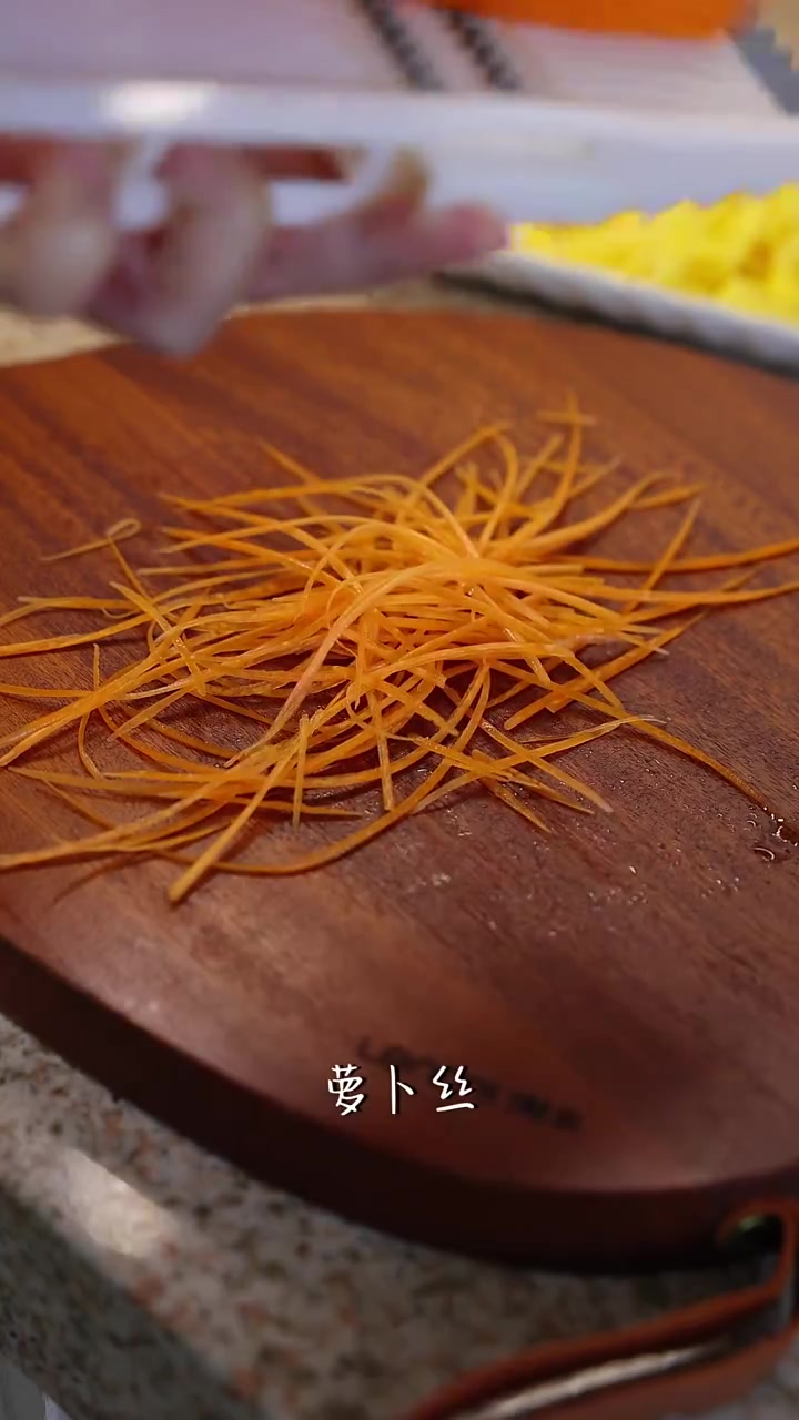 今日做紫米红豆粥、煎饼果子、剩米饭海苔卷开启元气一天