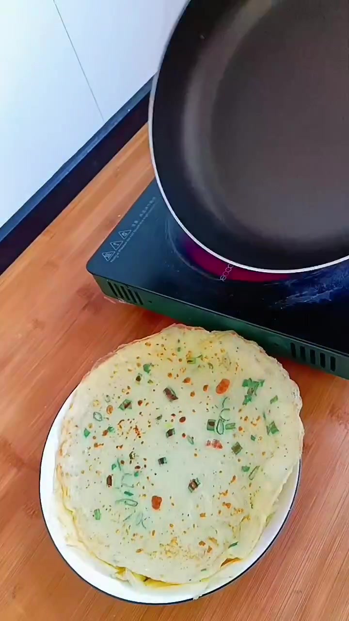 家人们中午好！做了儿子爱吃的鸡蛋摊饼，盼疫情结束！