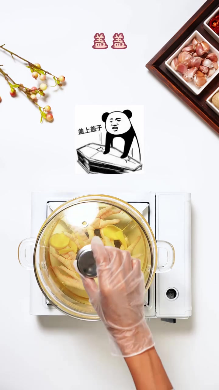 夏日开胃王炸!这盘无骨鸡爪太解腻了!一口咬下爆汁的快乐!柠檬 + 小米辣给鸡爪注入灵魂,酸