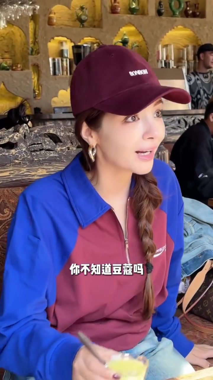 麦迪娜×佟丽娅Ⅰ一起吃新疆炒米粉Ⅰ漂亮的咖啡店Ⅰ逛街