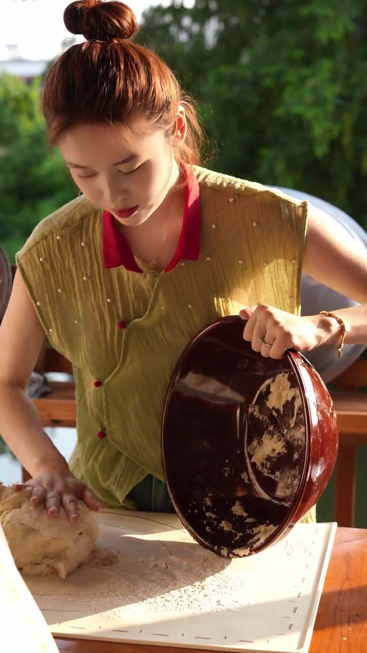 晚上蒸的肉末豆角包子,卓伊一口气干了三个!