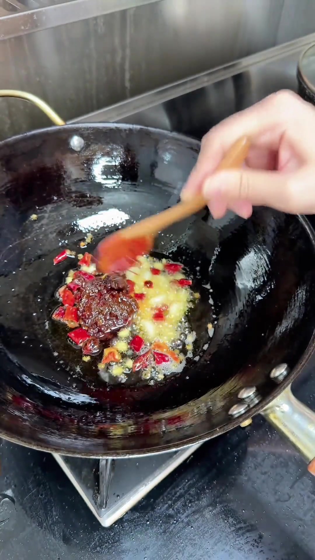 干锅排骨家常做法,在家也能轻松做出饭店的味道,外酥里嫩吃一次就会爱上!