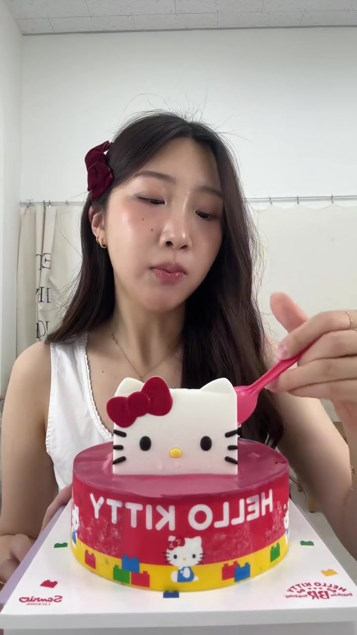爱吃年糕的韩国美眉,今天吃蛋糕咯