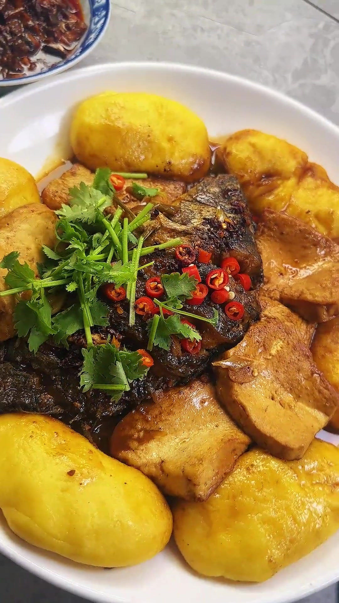 八零大叔下班后,鲫鱼炖豆腐贴饼子,自制香菇牛肉酱