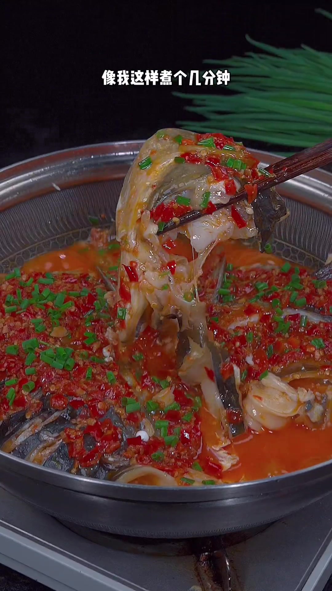 这样做鱼头像，肉质鲜嫩香辣入味，汤汁拌饭拌面超棒