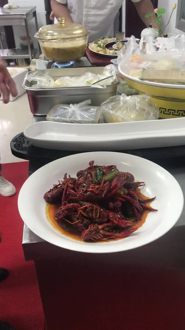 厨师,是一个很神圣的职业。它可以做出人间美味。厨师的世界是最温情的,当你做好一道菜端上餐桌