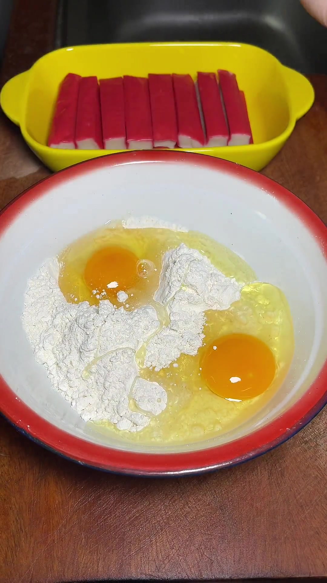 周一到周四只有两个小朋友吃饭,晚餐给他们煮了爱吃的香炸蟹柳棒,水蒸蛋和春菜心