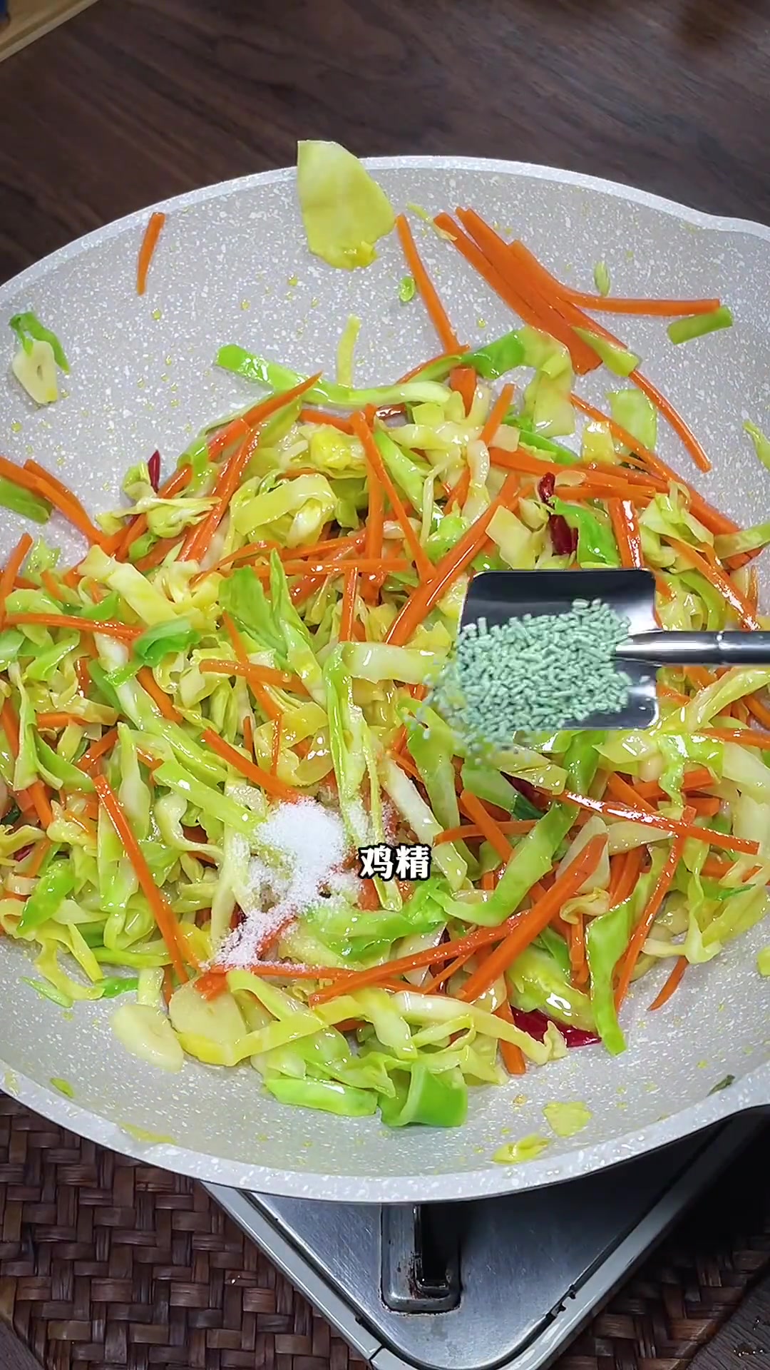 在我们北方是家常便饭，不知道吃什么的时候，来份热乎乎的炒饼，简单方便又好吃！