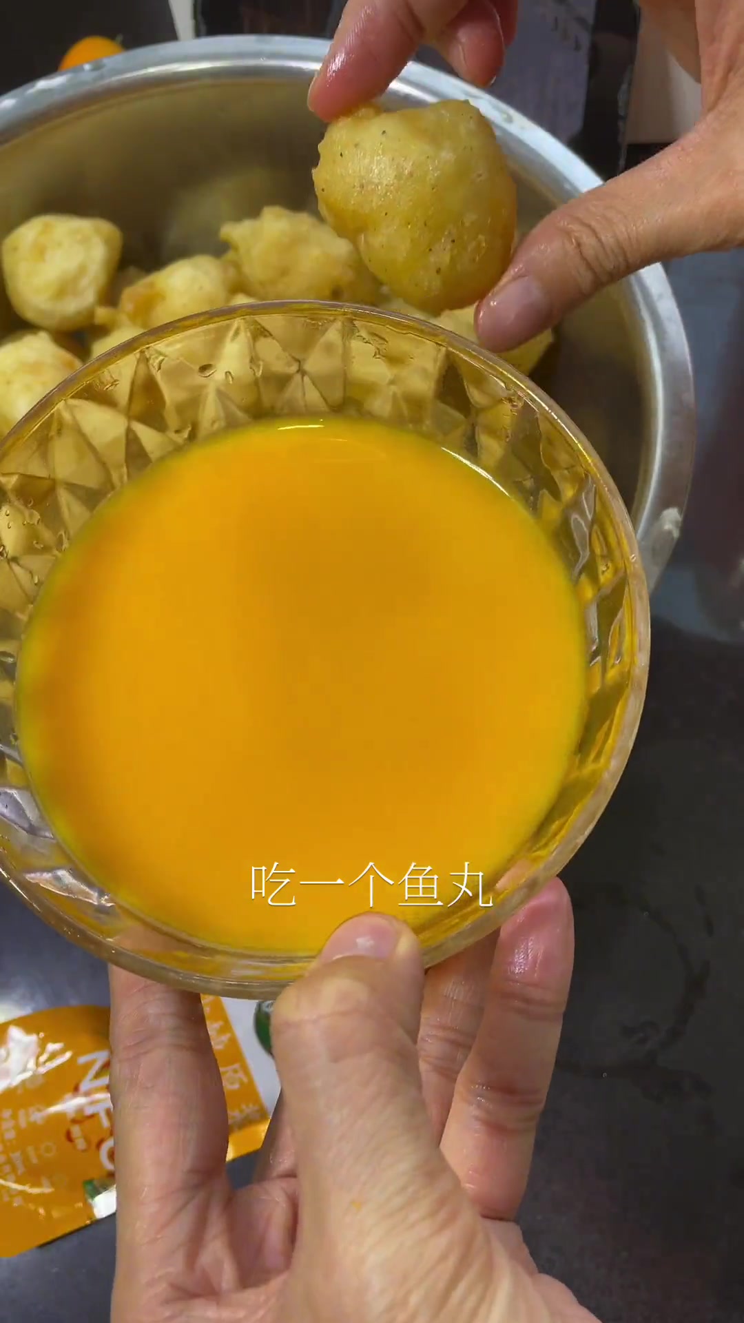 鱼丸,淀粉可以用土豆淀粉加玉米淀粉对半放口感更好喝的是沙棘果汁