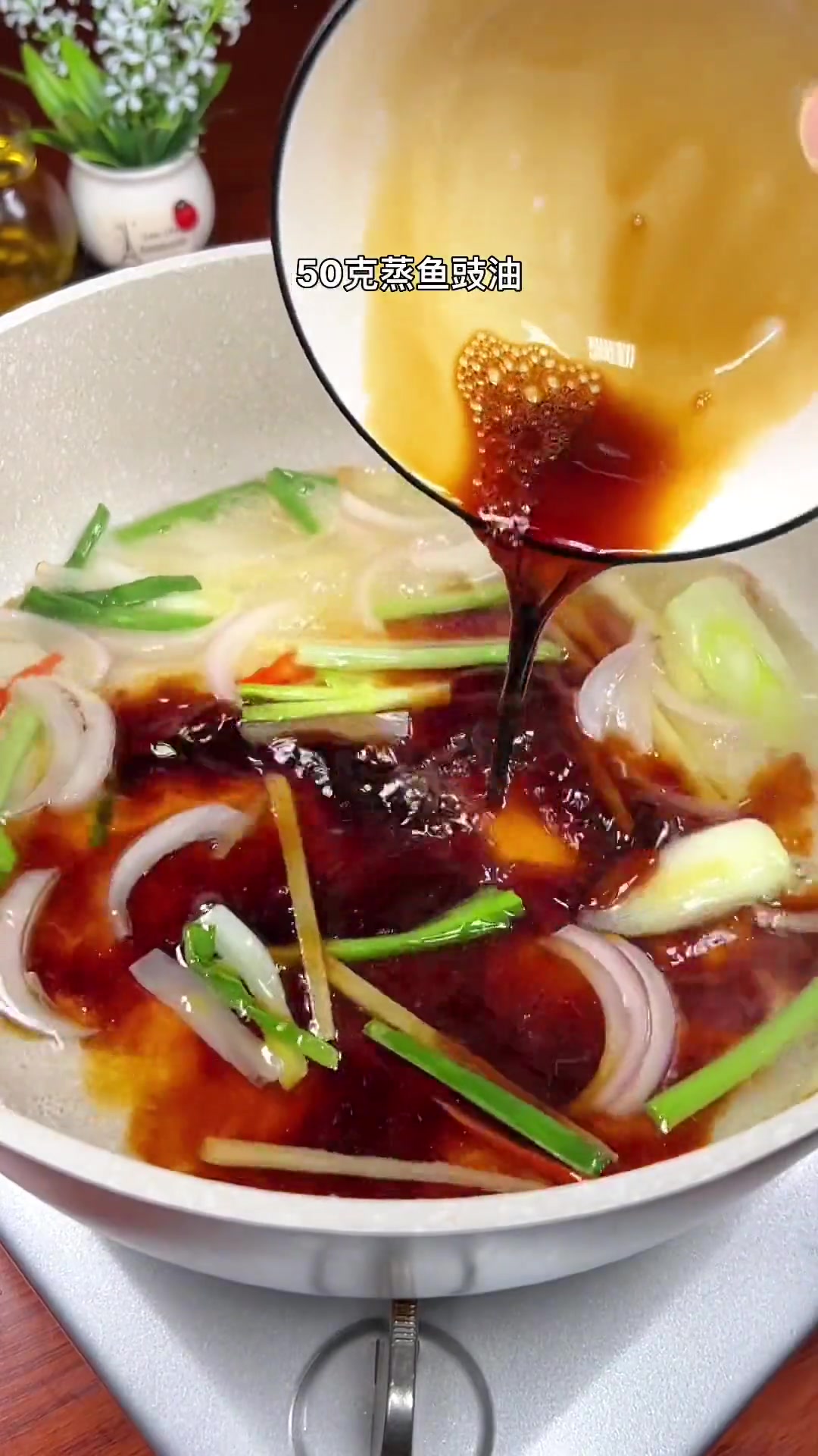 鸦片鱼头除了清蒸,还有这种更鲜美的做法,不仅烫除了腥味,而且肉质更加鲜嫩