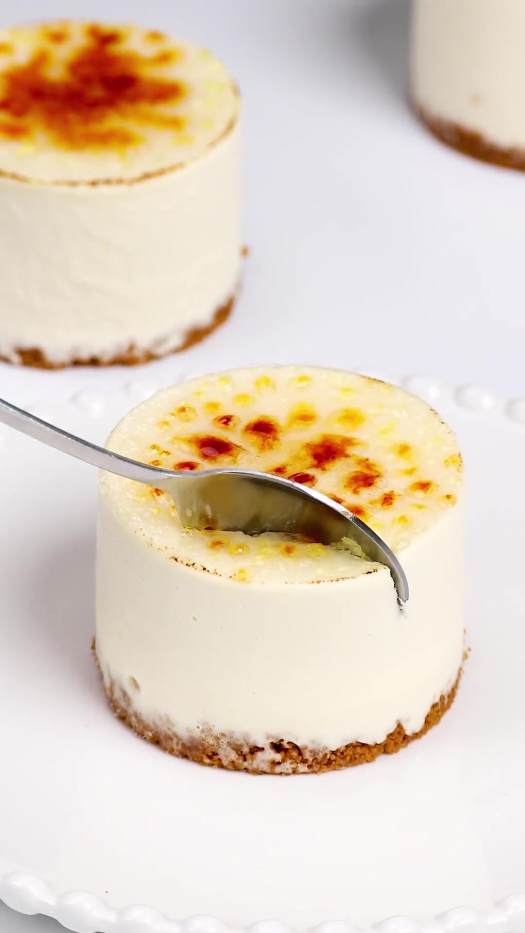 焦糖低温芝士蛋糕，不需要烤箱，简单搅拌搅拌在家就能做出美味的慕斯蛋糕