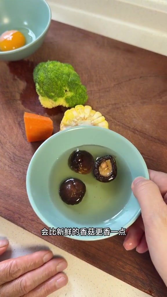 哈哈，今天吃蔬菜丸子，快给不爱吃菜的宝宝试试，味道还可以