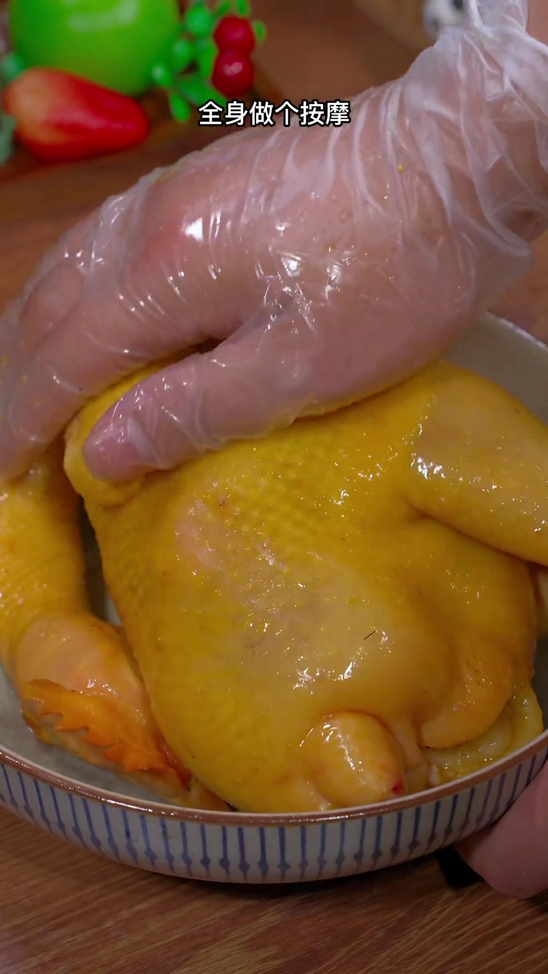 广东人对吃鸡做鸡很有一手，尤其这葱油手撕鸡