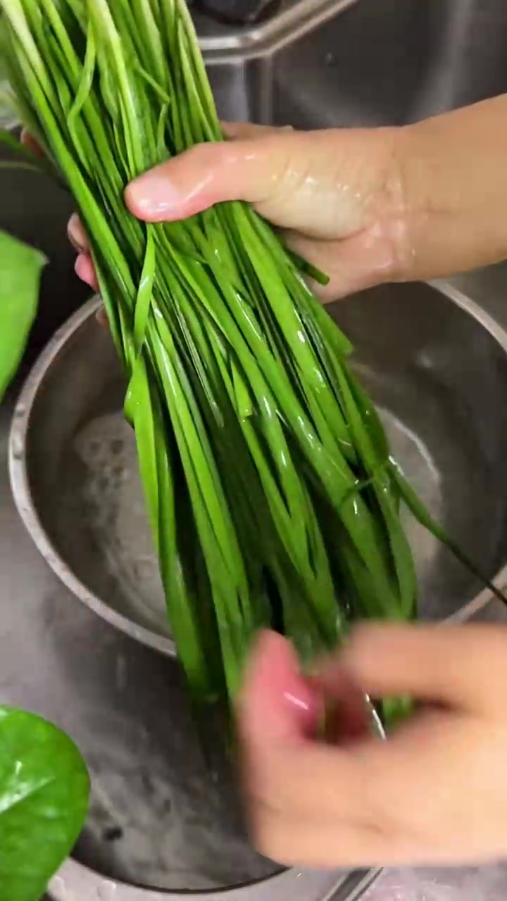 南瓜素馅的大包子好吃有营养，秋冬季节吃起来吧！