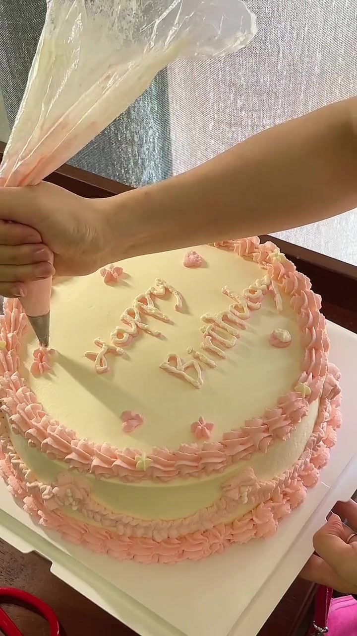 孩子十一岁生日，妈妈用心做大蛋糕，结果用力过猛