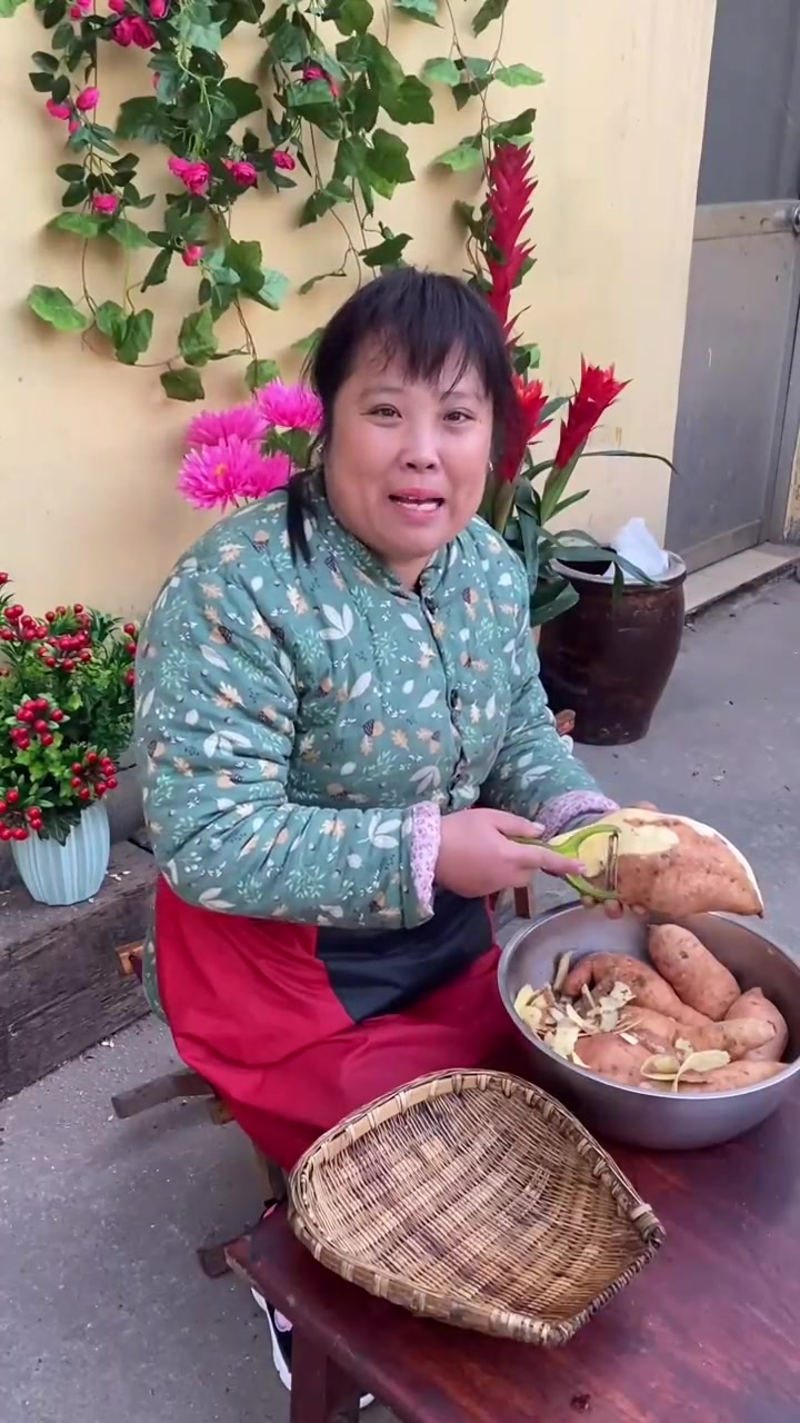 一年四季一日三餐一家四口平平淡淡农家小院生活！做个红薯丸子吃！笑对每一天加油哦小静！