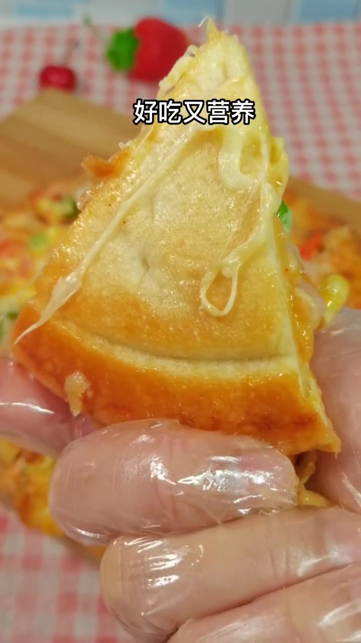 孩子爱吃虾仁披萨，用现成的披萨饼胚，20分钟就烤好一个热乎乎的披萨，营养又美味