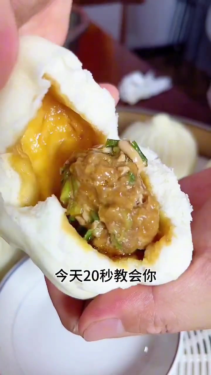 肉馅一斤，姜末20克，盐8克，分次加入450克花椒水，抓拌均匀，一品鲜20克，白胡椒粉2克