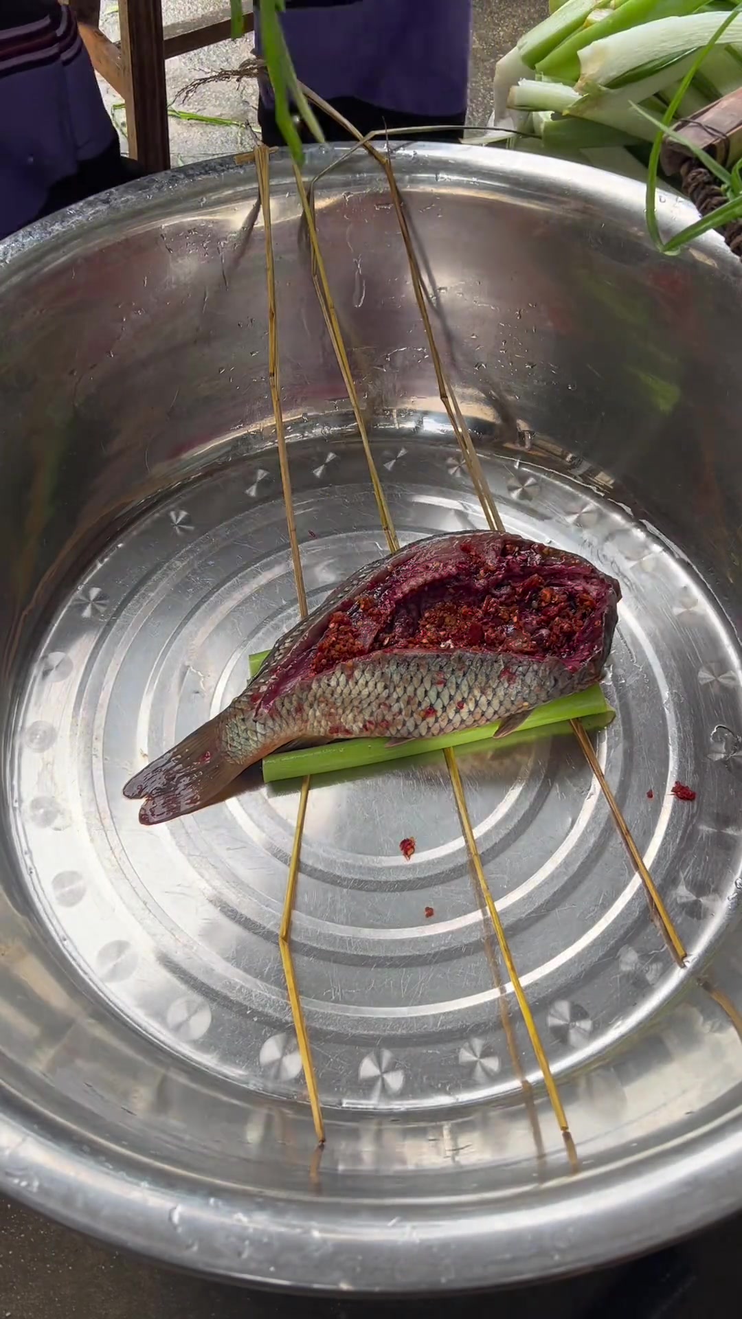 这就是我们贵州的特色菜鱼包韭菜，这个菜只有过端才有的吃，欢迎你们到我们贵州来过节