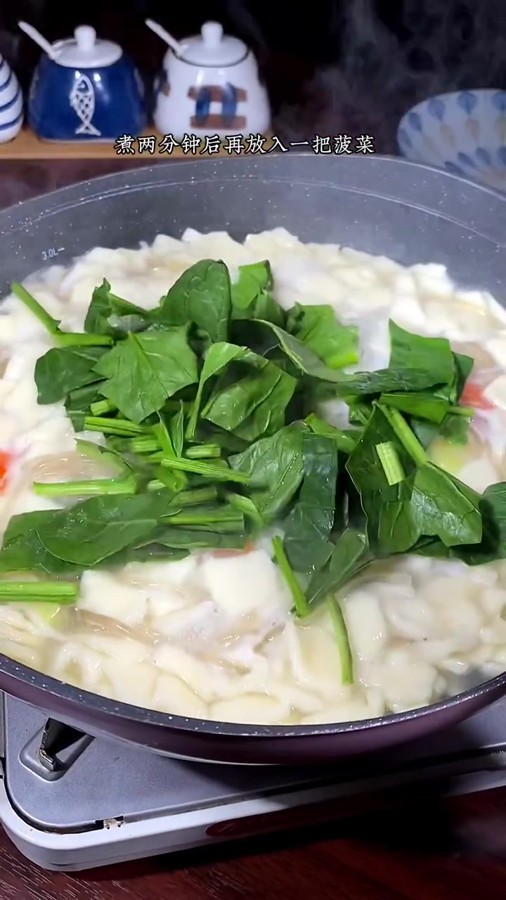 最爱吃的家常饭,就是这个揪片汤,用麻麻花真的一泼真的太香了