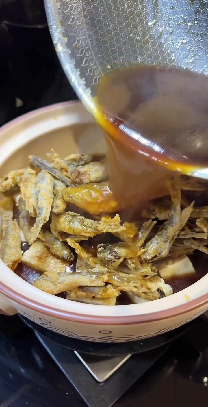 天冷就吃小鱼炖冻豆腐,酥脆小鱼超香!