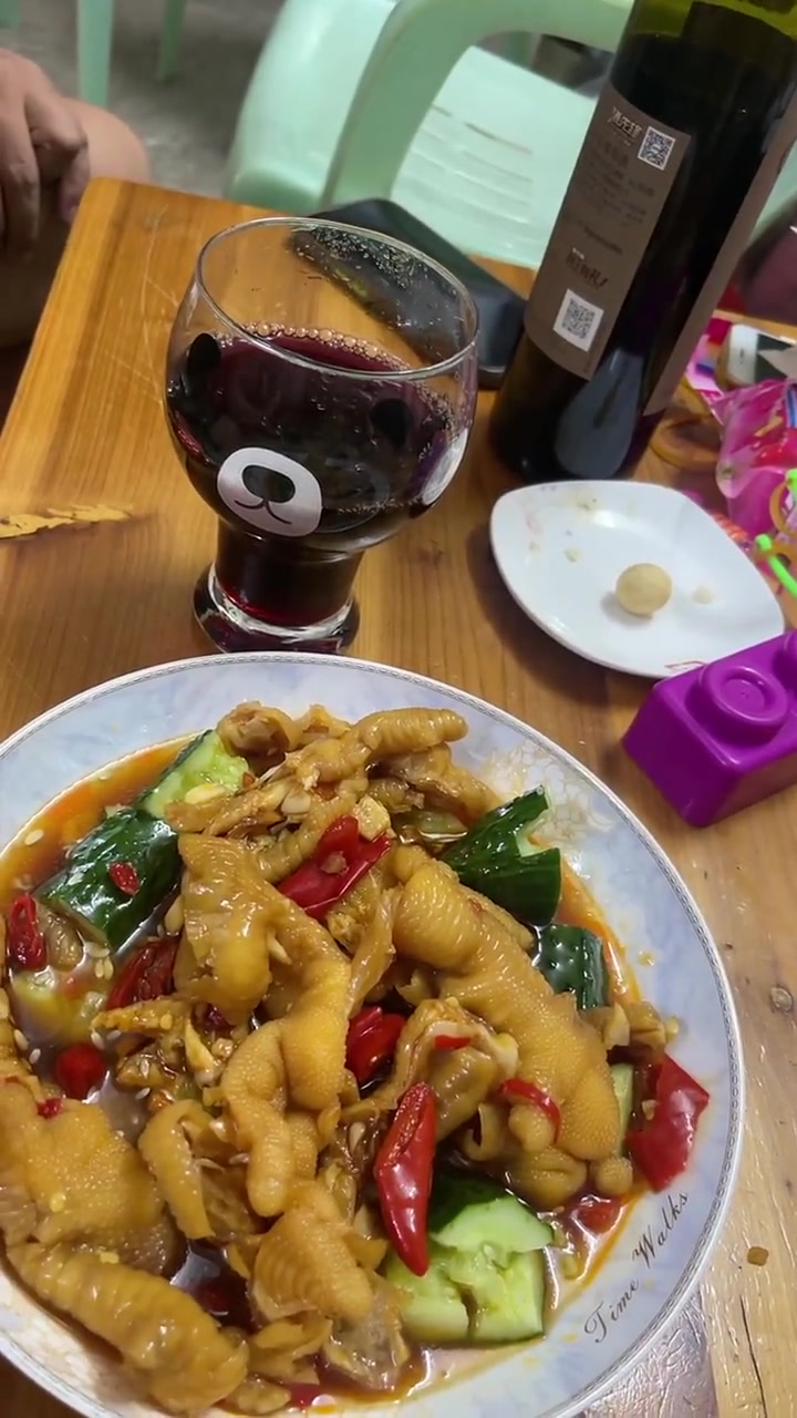 在家喝红酒配一斤五谷鸡爪干杯
