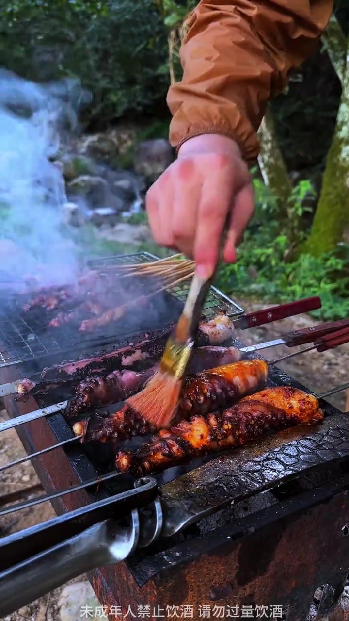 农村小溪边整了些下酒小烧烤，铁板鱿鱼，烤战斧牛排，超大章鱼足，吃饱喝足